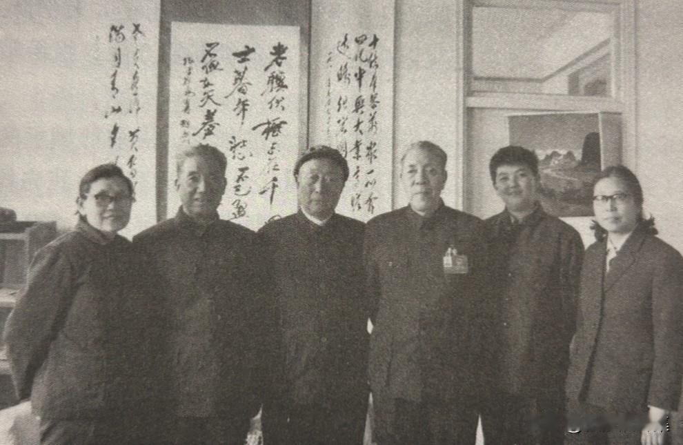 1987年，张秀山、王世泰、赵启民等老一辈革命家在赵启民家中相聚的珍贵时刻。照片