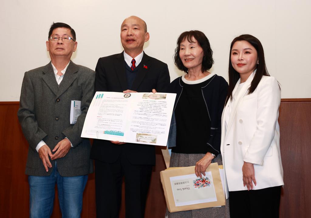 近日，韩国瑜与“立委”张嘉郡在立法院接见了从阿布达比返台的云林陈姓夫妇。然而，令