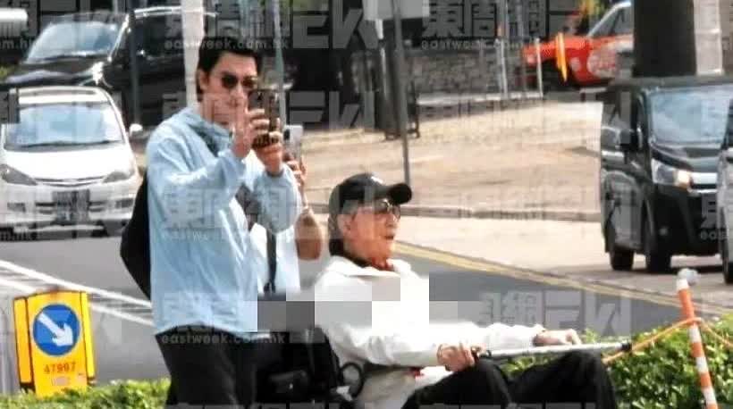 5月27日，89岁的谢贤外出晒太阳，坐轮椅拄拐杖，身体欠佳。他怕丑态被拍，常