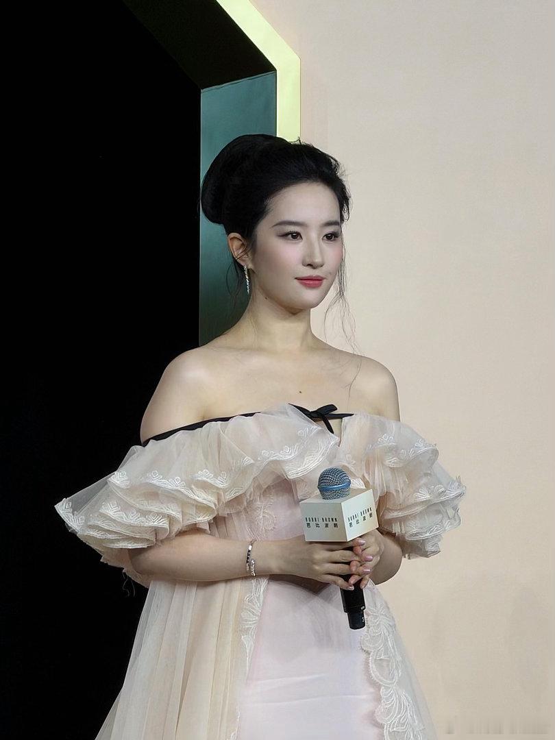 啊啊啊啊完全生图！刘亦菲好美！！​