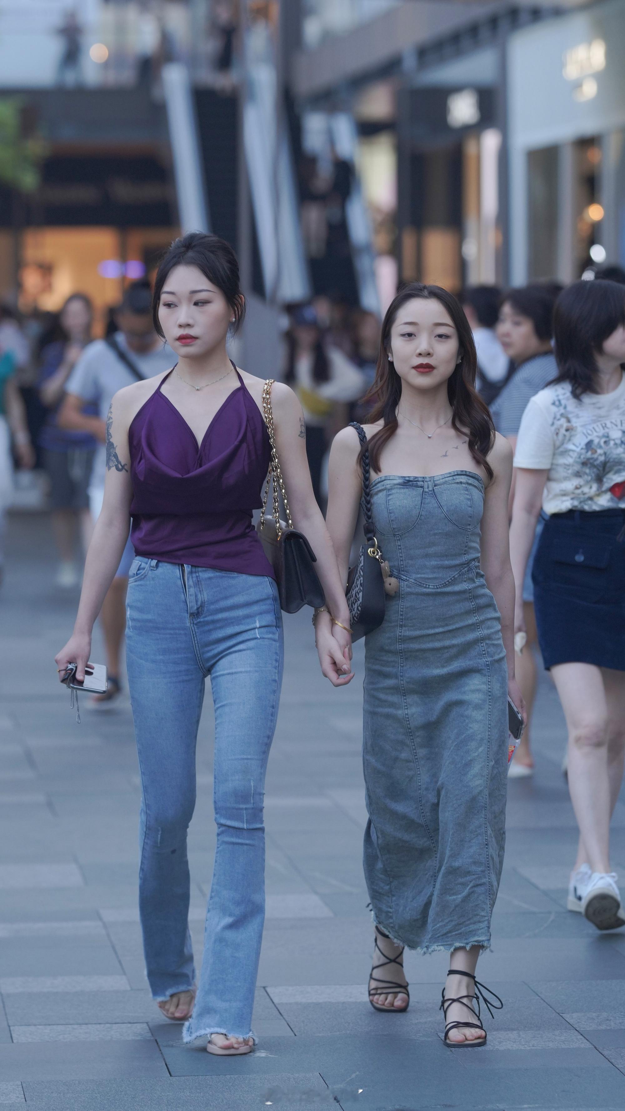 甜酷辣妹上线，紫色吊带配花臂简直封神！7581街拍我的摄影日记街拍穿搭时尚