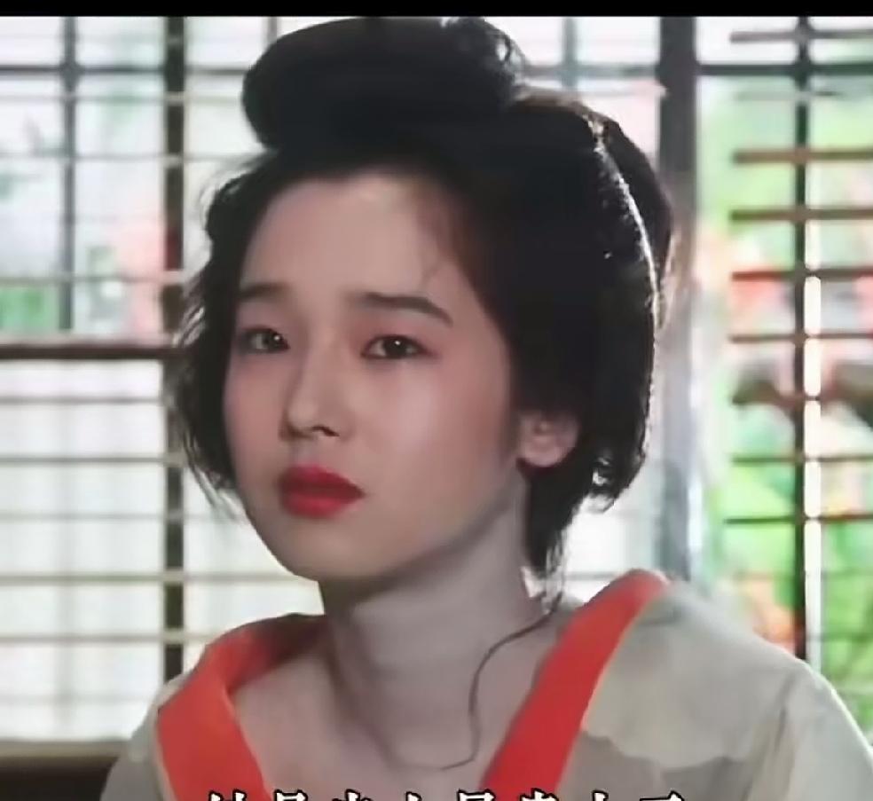 虽然眼睛小，又是眯眯眼，五官也算不上顶级，但是勾人心魄，绝对独一无二。那双眼睛小