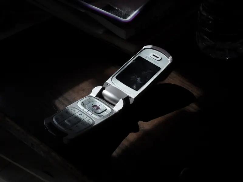 银行能和手机放一起吗？之前总有人说银行卡可不能跟手机放一块儿，不然会消磁。以