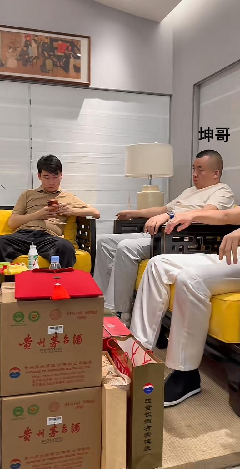 北京坤哥，又耍大牌，因为他被人不尊重了。最近带着保镖和兄弟一起去了到深圳，深圳