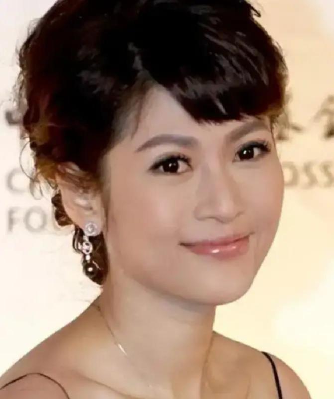 2009年，冯小刚带着大长腿的沈星回自己的公寓，一直待到第二天早上才悄悄地离开，