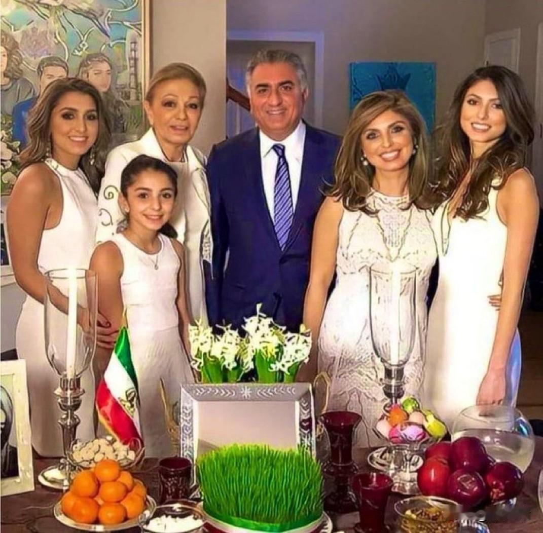 这张照片摄于伊朗前王储雷扎·巴列维（RezaPahlavi）的家中，展示了他的