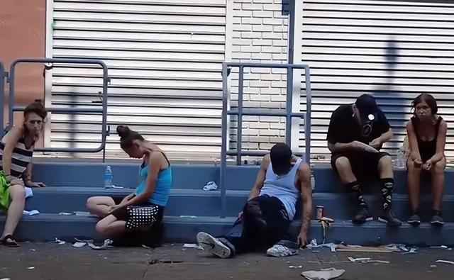 一个中国网红在美国火了，他喊话美国网友说，你们现在的敌人不是中国，而是美国的寡头