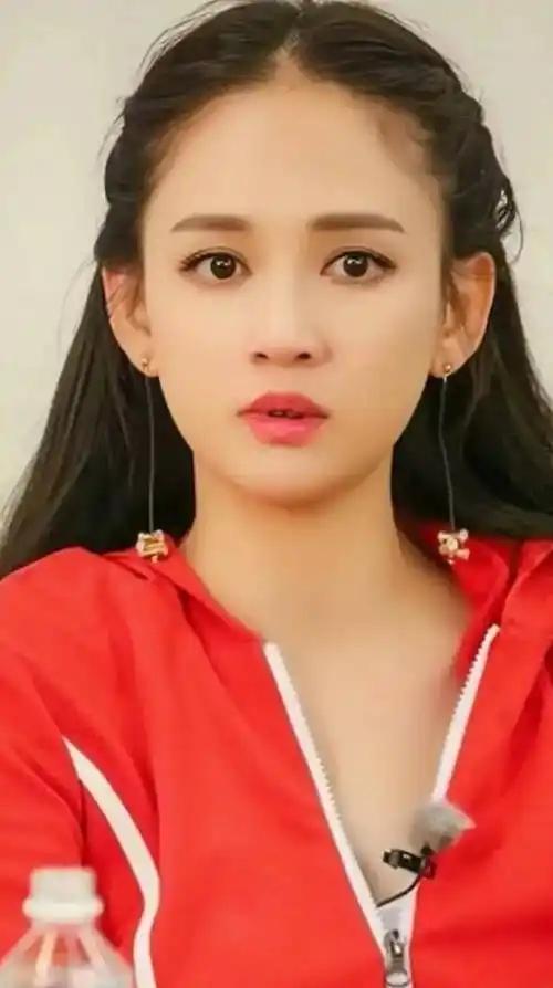 陈乔恩小时候最怕的不是考砸，是母亲上楼的脚步声，2019年她在《女儿们的恋爱》遇