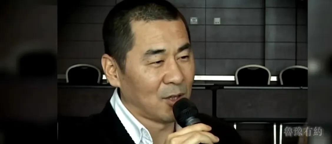 演员陈建斌说：“有次我在和辛柏青聊天时，他说他有天晚上，等到家里人都睡了，自己一