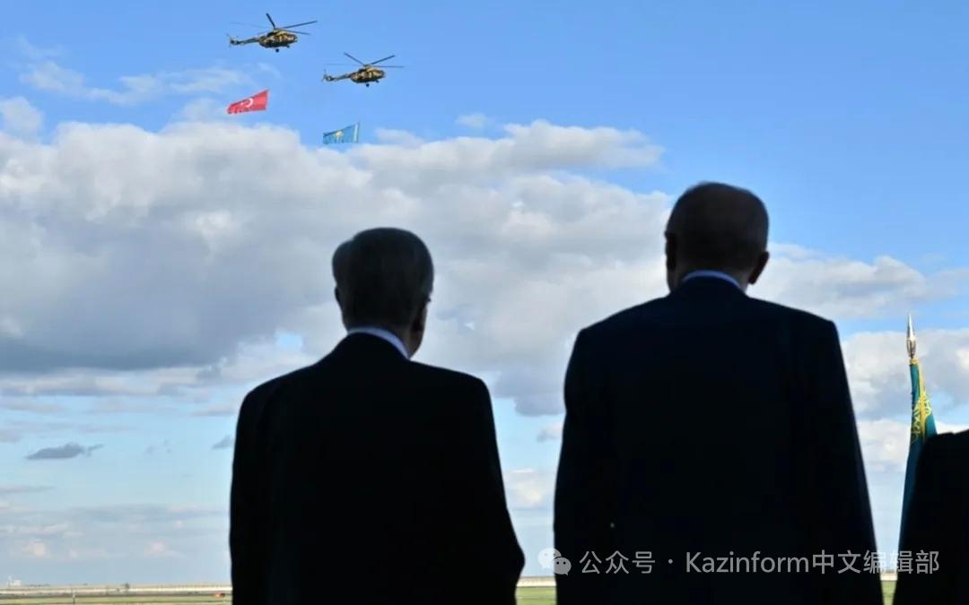 总统来访怎么用蓝蓝地毯？这是哈萨克斯坦总统托卡耶夫13日下午在首都国际机场