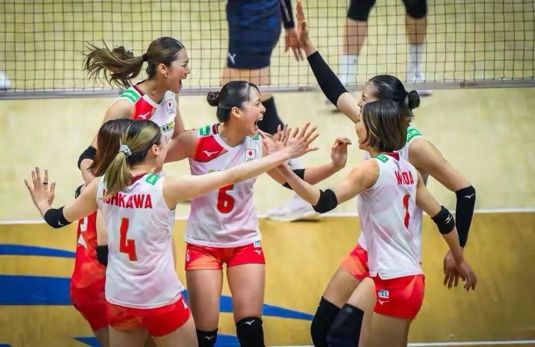 亚锦赛日本女排3:0战胜韩国女排，日本女排两战两胜，提前进入八强。韩国女排1胜1