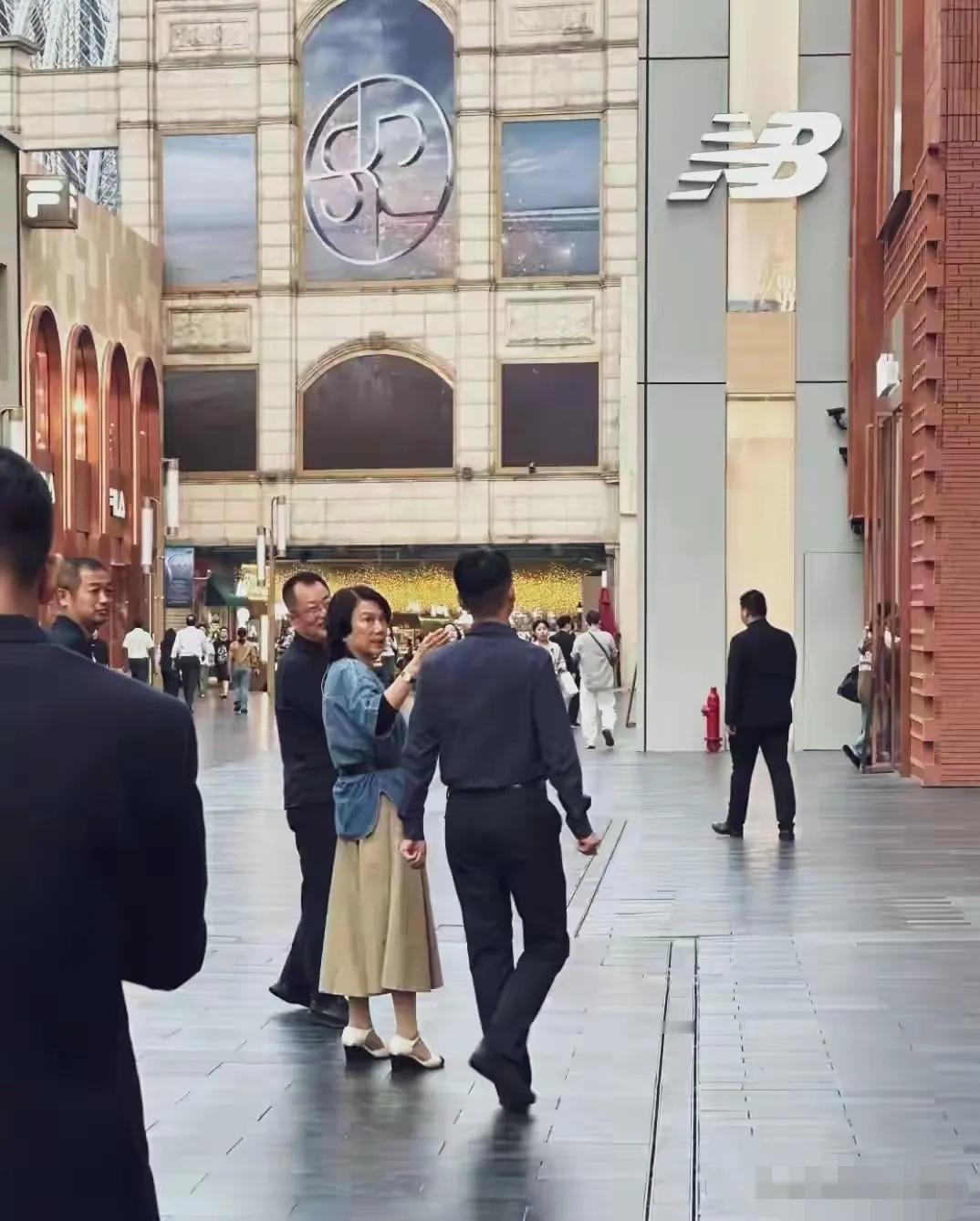近期，网友在汉街偶遇董明珠。年过七旬的董明珠女士依旧身体健康、腰板挺直，穿着搭配