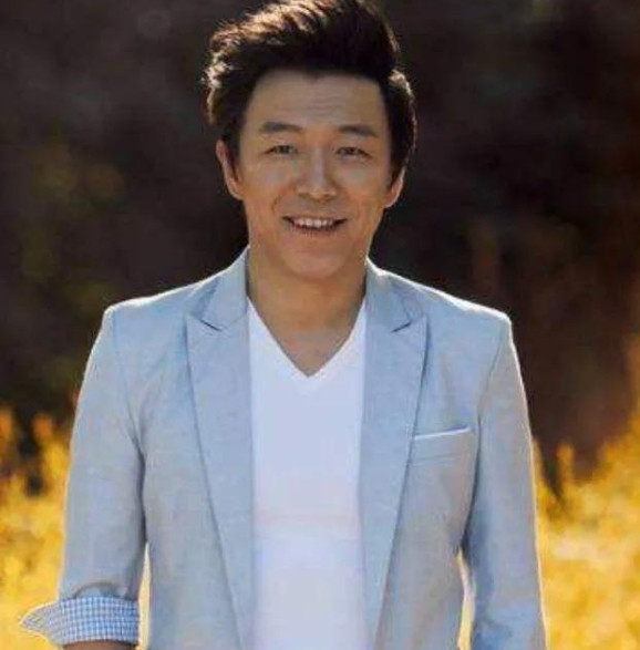 一次，主持人问黄渤：“你一年赚好几亿！为什么还要把老年痴呆的父亲，送到养老院呢？