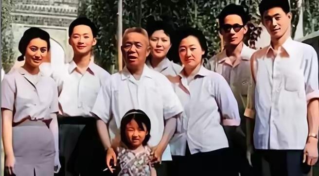 这是1980年，退休后的韩先楚上将与子女们的合影照。尽管韩先楚长相普通，但他的妻