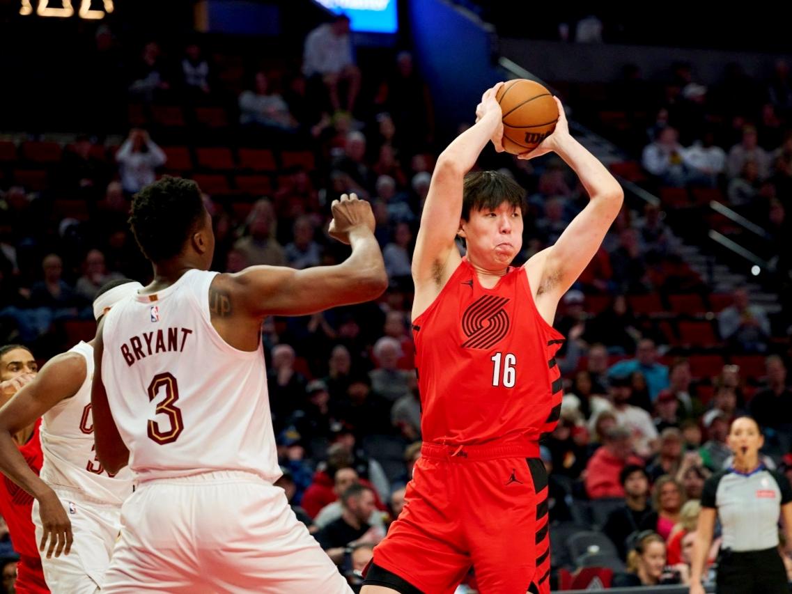 拓媒建议杨瀚森少溜后门，但这项技术其实很伟大杨瀚森时常会在比赛中弧顶持球，然