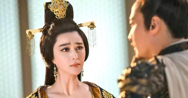 一日，唐玄宗趁杨贵妃不在，召多年不见的梅妃侍寝。不料，杨贵妃知晓后，风风火火闯进