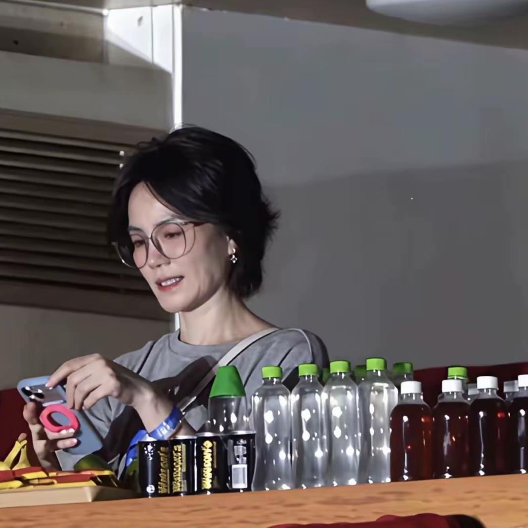 王菲真的太清醒了，她一定是知道自己会出镜，所以提前，把自己带矿泉水外包装全部