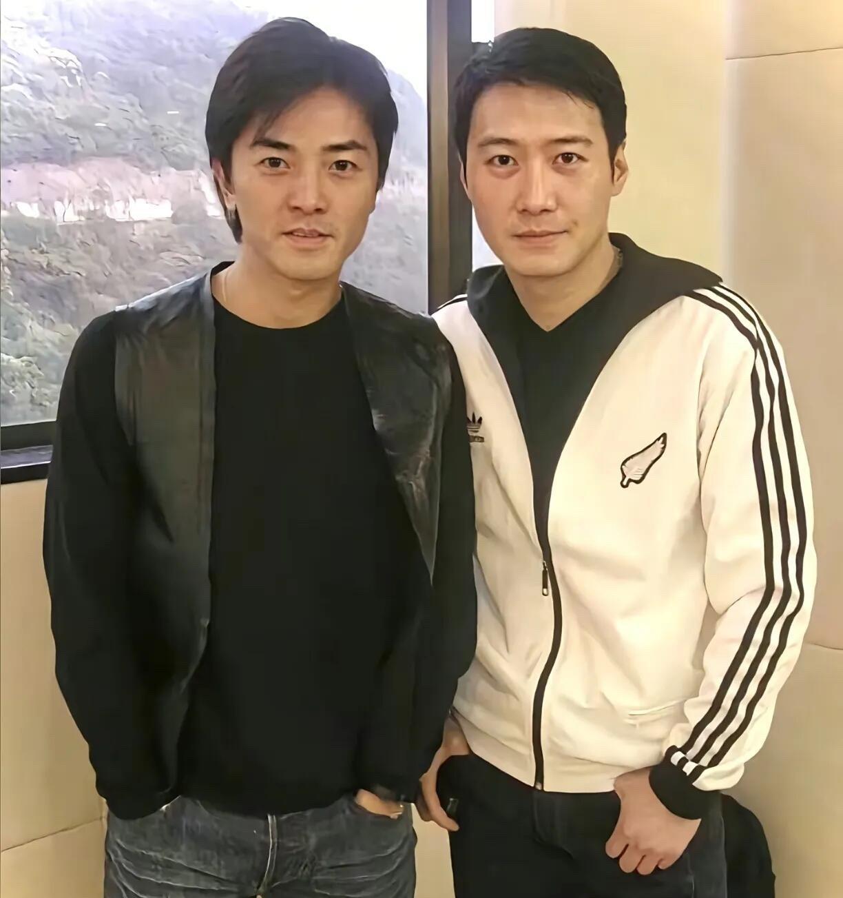 谁没有年轻过呢，年轻时候的黎明是好看，但是没有郑伊健有气质。黎明只是长得儒雅，但