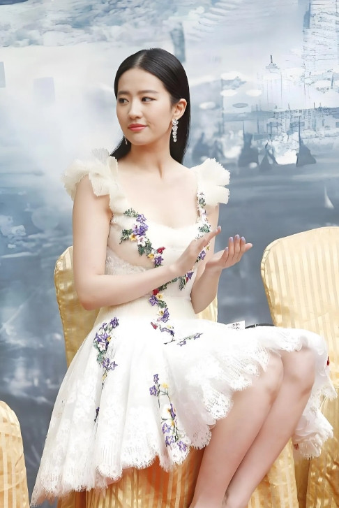 刘亦菲穿上白色碎花裙真漂亮，简直就是仙女下凡！