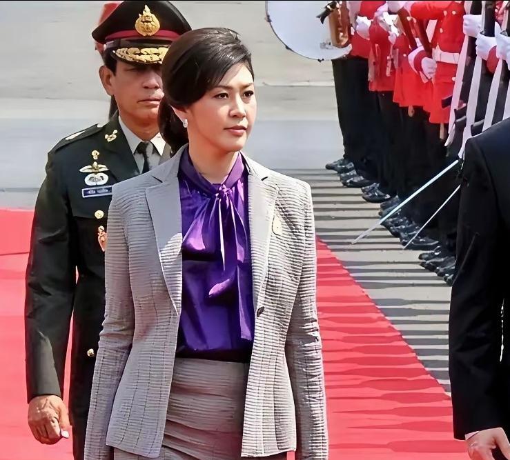 感觉英拉这辈子估计都回不了泰国了！本来最宠她的亲哥哥他信，一心将女儿佩通坦推上总