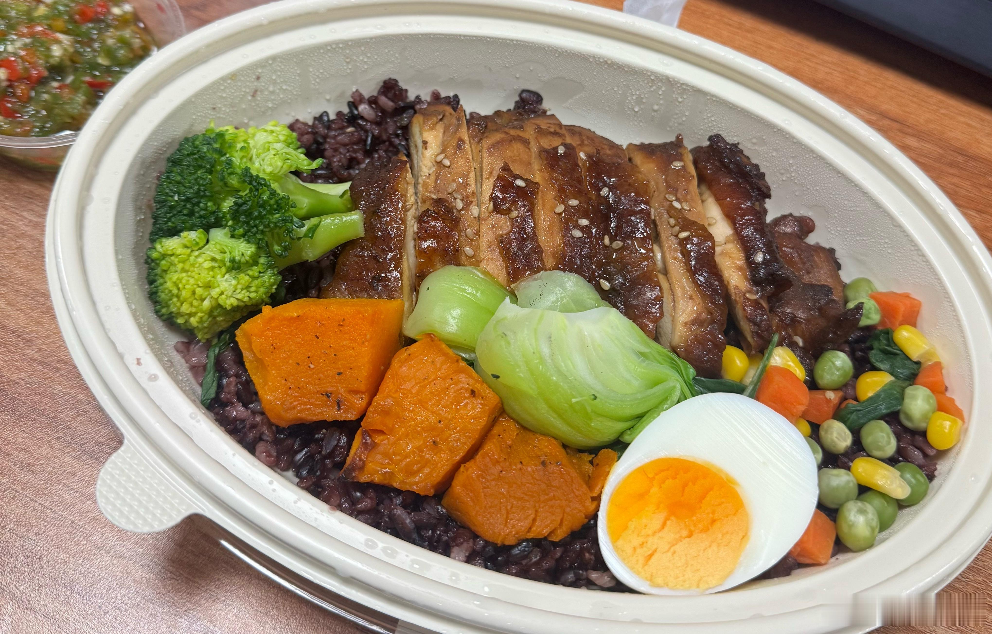 国庆出去长胖了3斤，回来开始吃轻食，我发现这些轻食真的越来越贵了。重点是仔细一看