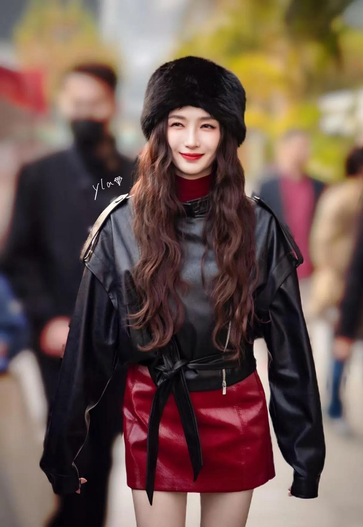 江疏影换风格太惊艳！甜酷风造型气场拉满江疏影最新造型彻底颠覆以往印象！黑红