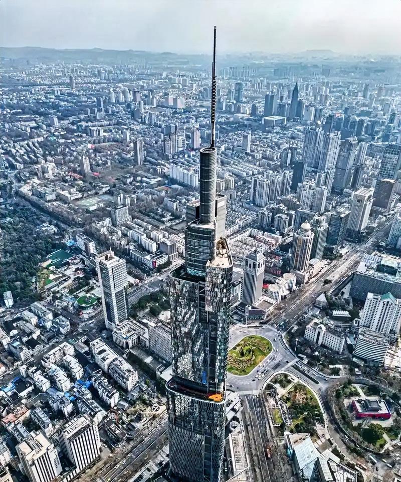 南京市11个区人口：1、玄武区，54万2、秦淮区，74万3、建邺区，55