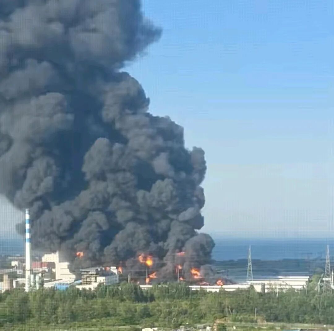 青岛起火仓库母公司去年营收超4千亿8月2日青岛黄岛象屿速传仓库突发大火，现场浓烟