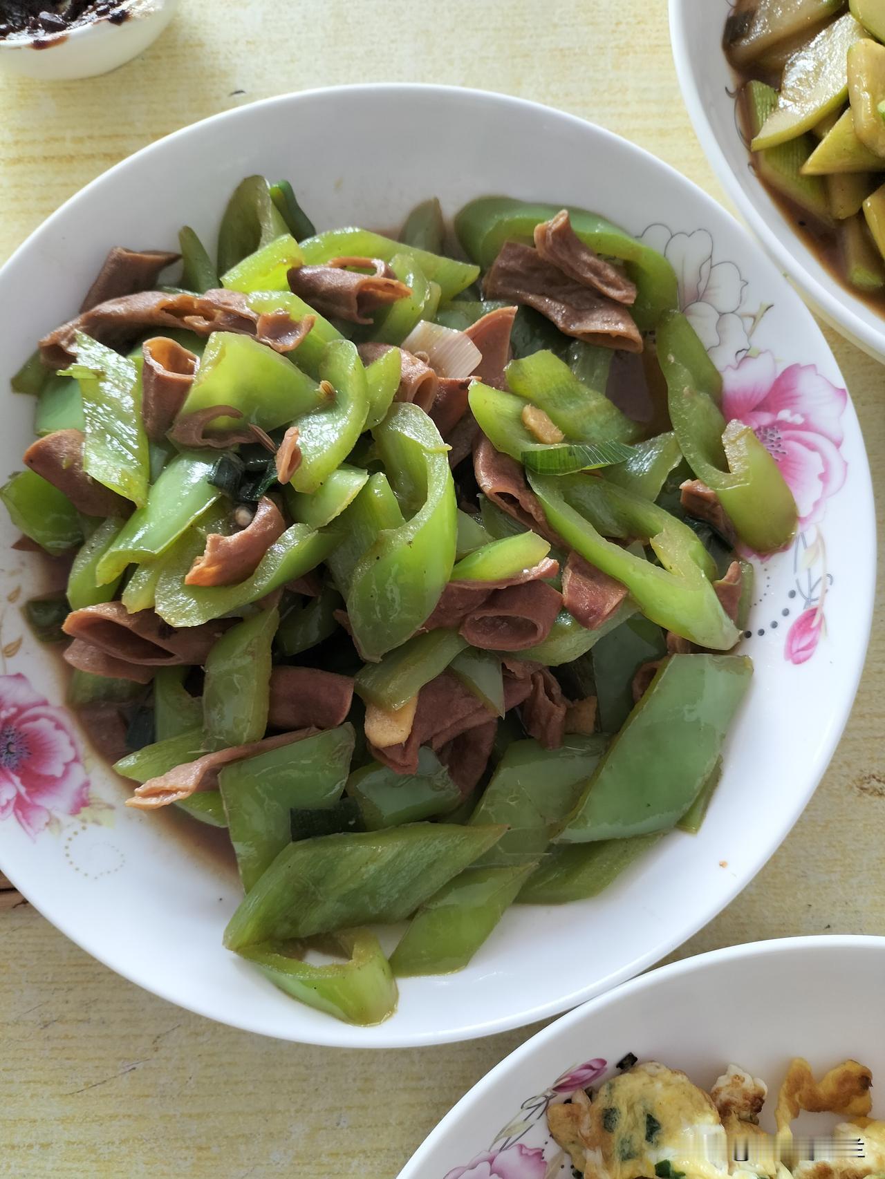 今天中午三个菜，尖椒炒小肠，素炒西葫芦，韭菜炸鸡蛋。辣椒已经买了好些日子了