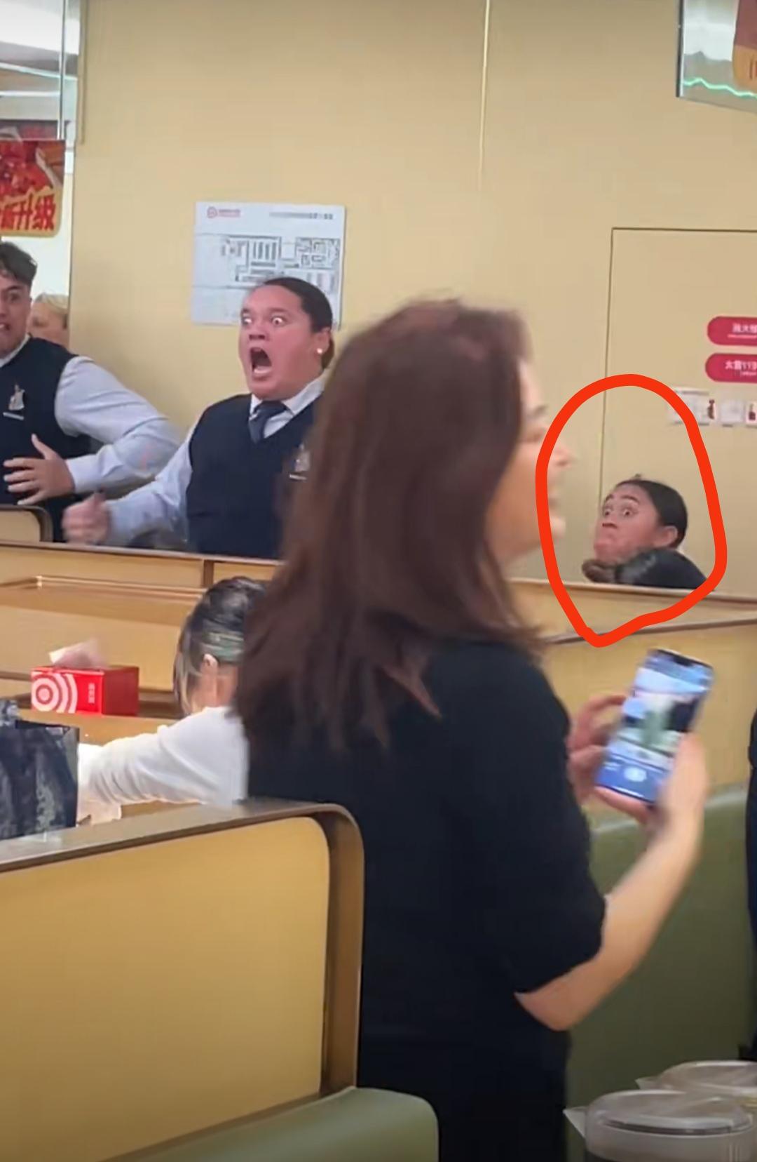 海底捞生日歌终于遇上了对手——新西兰毛利战舞。12月7日，成都的一家海底捞火锅