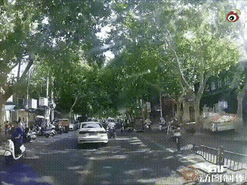 这小伙子太聪明了，拼命的挣脱了老人，骑着电动车快速的离开，小伙子真明智，如果不是