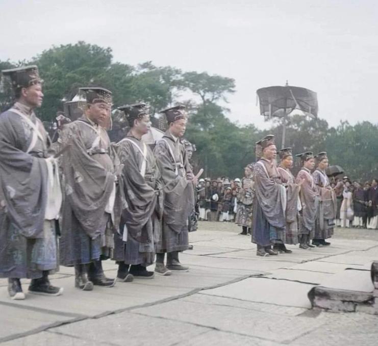 这是越南阮氏王朝祭天仪式的一组老照片，拍摄于1942年。越南阮氏王朝的国祚也