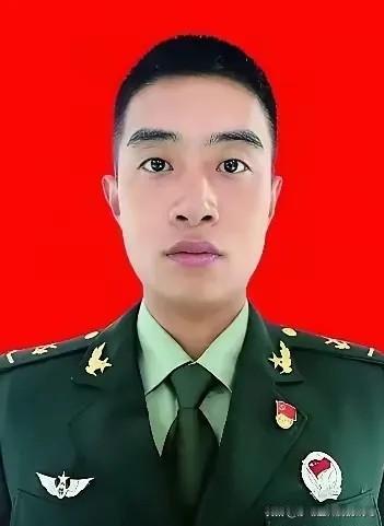 王亮，1999年1月生，江西景德镇人，中共党员，2016年9月入伍，第72集团军