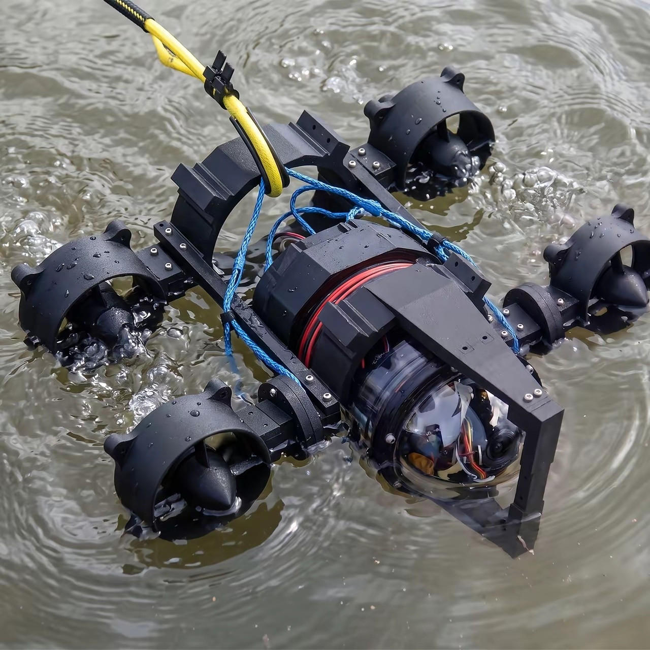 乌克兰水上无人机，专门克制俄罗斯水上舰艇，携带炸药，灵活，难以防守。