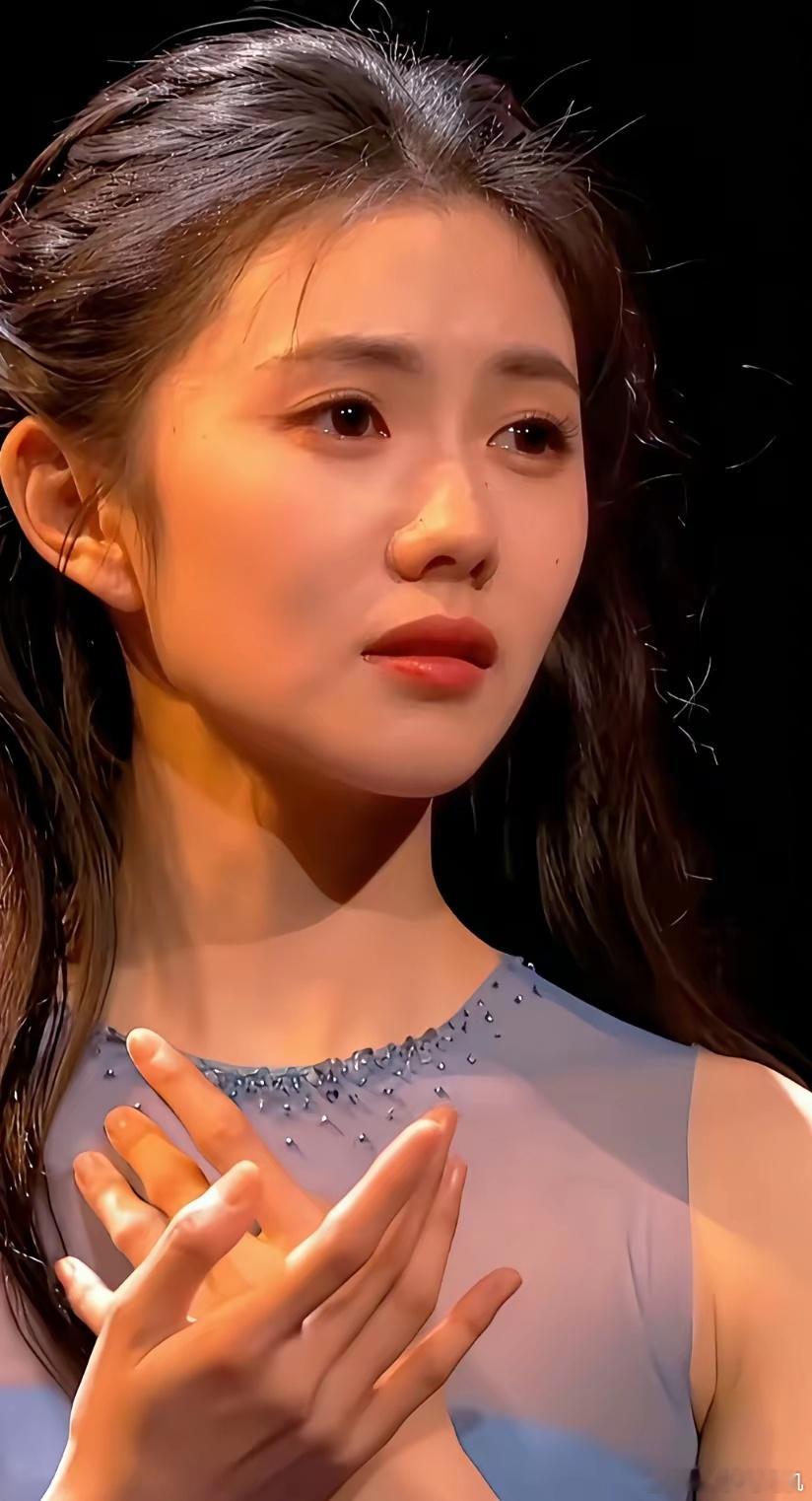 今年央视春晚，刘浩存其实是给歌手伴舞的，但是她的伴舞好像成了主角，而歌唱反而是伴