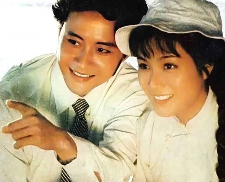 这是1980年，长影拍摄的电影《丹凤朝阳》的男女主角，男帅女美，颜值爆棚。据说