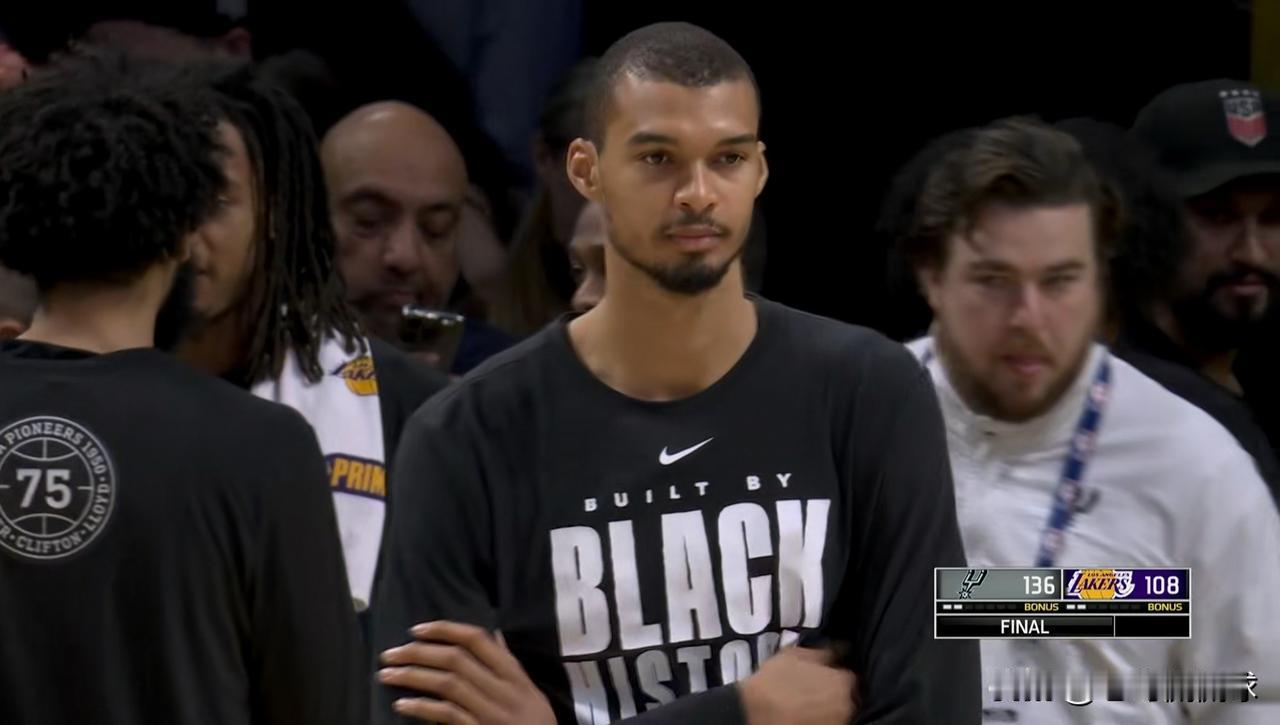 马刺超级巨星文班亚马真是太心慈手软了！在今天马刺客场以136：108大胜湖人的比