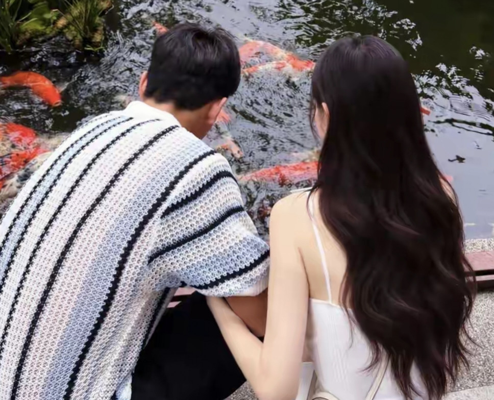 向余望与足坛大佬李明的大女儿谈恋爱，女方主动曝光了！随着亚运男足获得铜牌、比赛任务暂告一段落后，二人