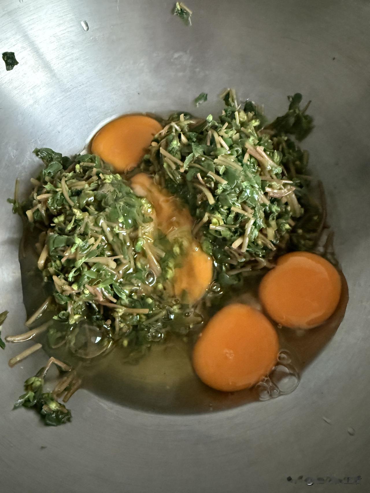 第一次做马齿苋鸡蛋饼，没想到如此成功。早晨起来，想起昨日在市场购买的野菜马齿