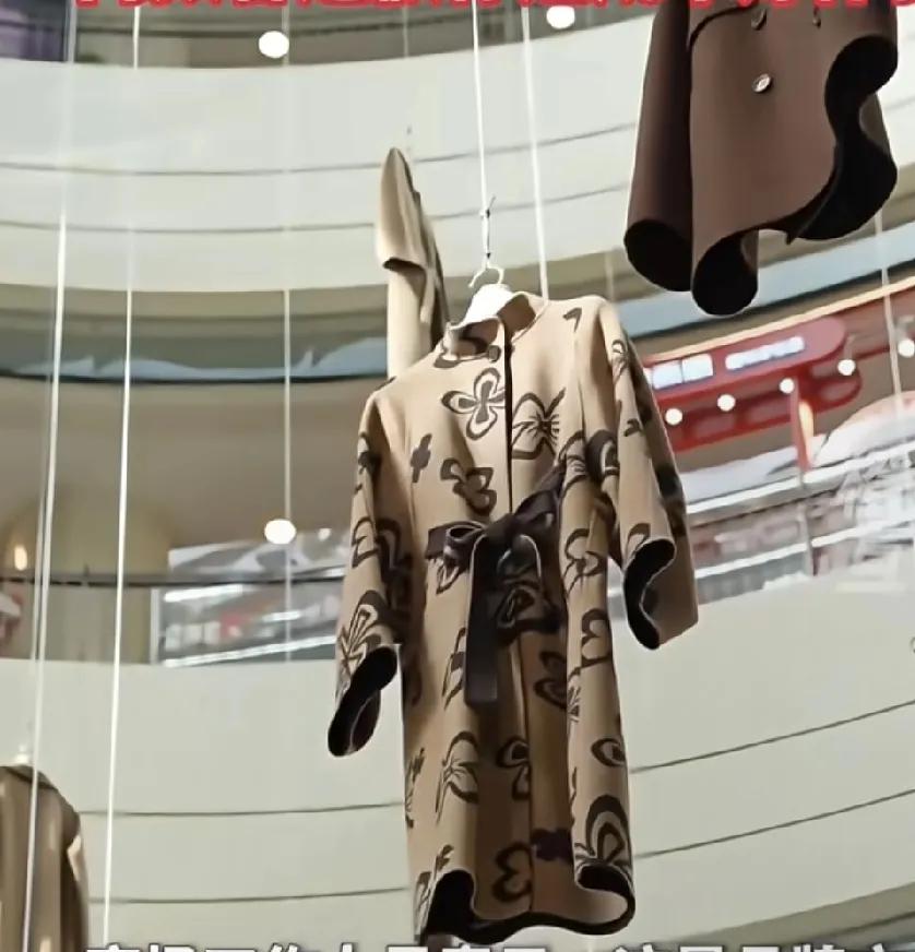 杨幂该是头大了吧。上海静安久光百货服装展摆，“悬衣阵”，虽然杨幂只是穿了这个品