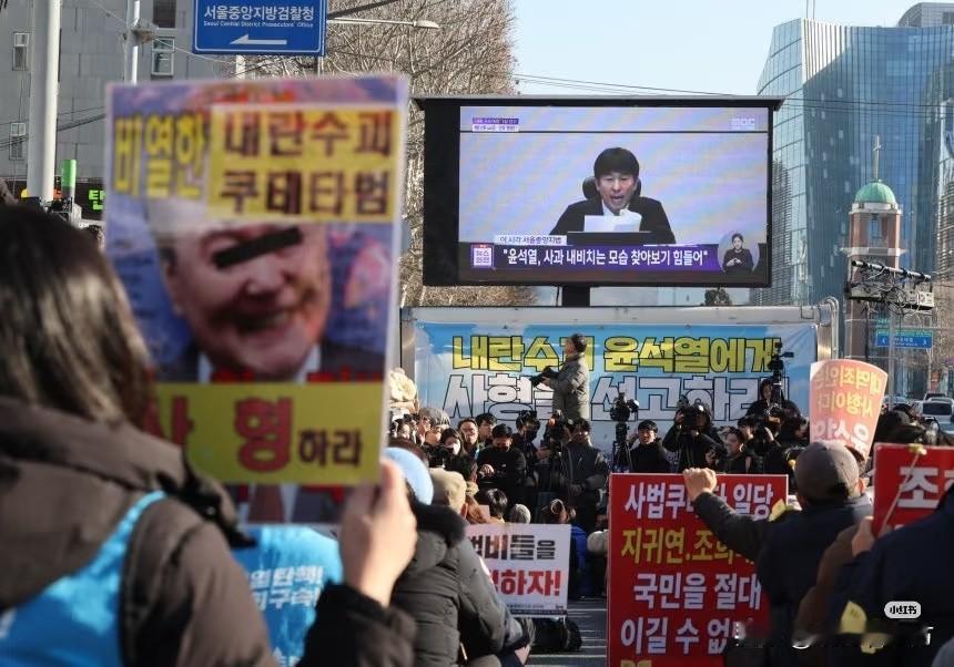 今天尹锡悦的无期徒刑审判，果然是支持者和进步派都无法接受。支持者认为“内乱者是李