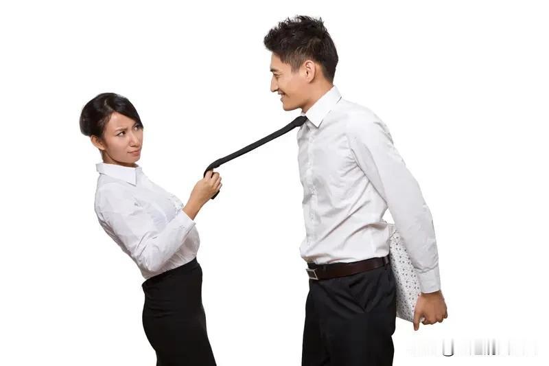 女人主动“勾”男人时，话语里藏着不少小心思。像“你忙吗？”这句话，可别单纯当成寒