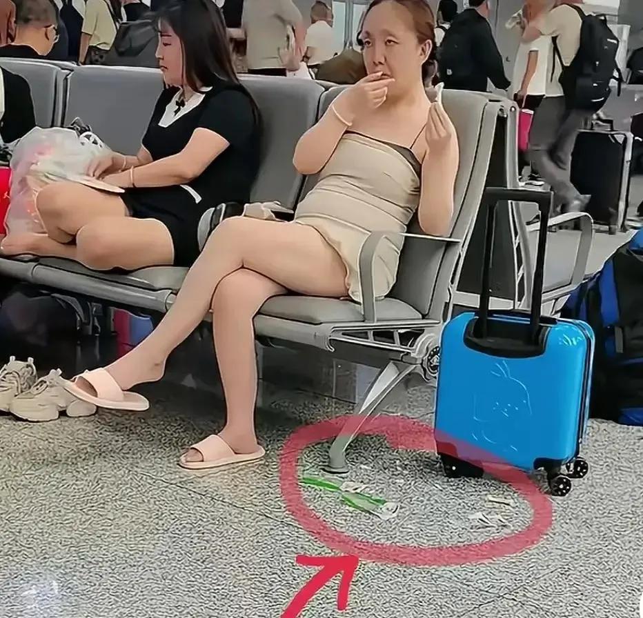 女人这是起晚了，怕赶不上飞机，穿着睡衣、拖鞋就来了，饿着肚子怎么办？没关系，随身