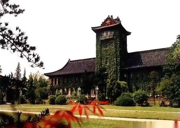 今年，南京大学给四千多名大一新生发了个“指令”。所有人，带着行李箱，直接去最老