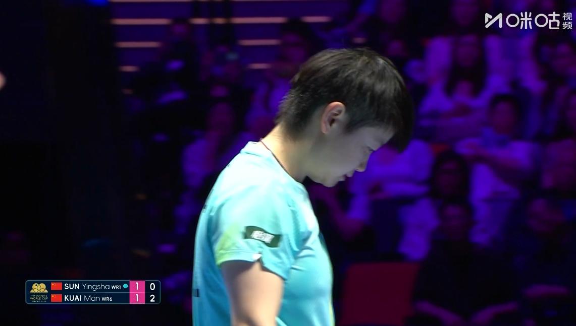 莎莎被打的有点上头了，蒯曼的反手护台能力太强了，蒯曼连续拉住莎莎的反手位，