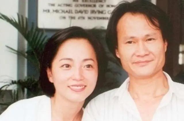 1996年，苑琼丹三次恳求林正英结婚，但林正英坚决不娶她。结果林正英去世后，给她