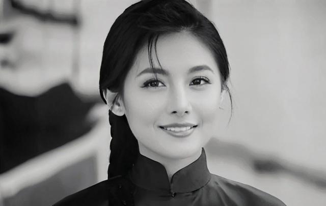 1978年，女知青李亚茹返城前夜，她颤抖地解开衣扣，对丈夫说：“今晚，我们做最后