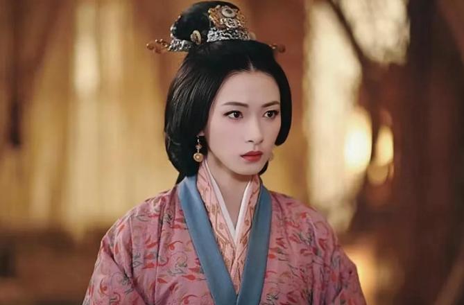 曹操俘虏陈宫，处死之前戏弄他：“你一死，你的妻子怎么办呢？”陈宫想到美貌的妻子，