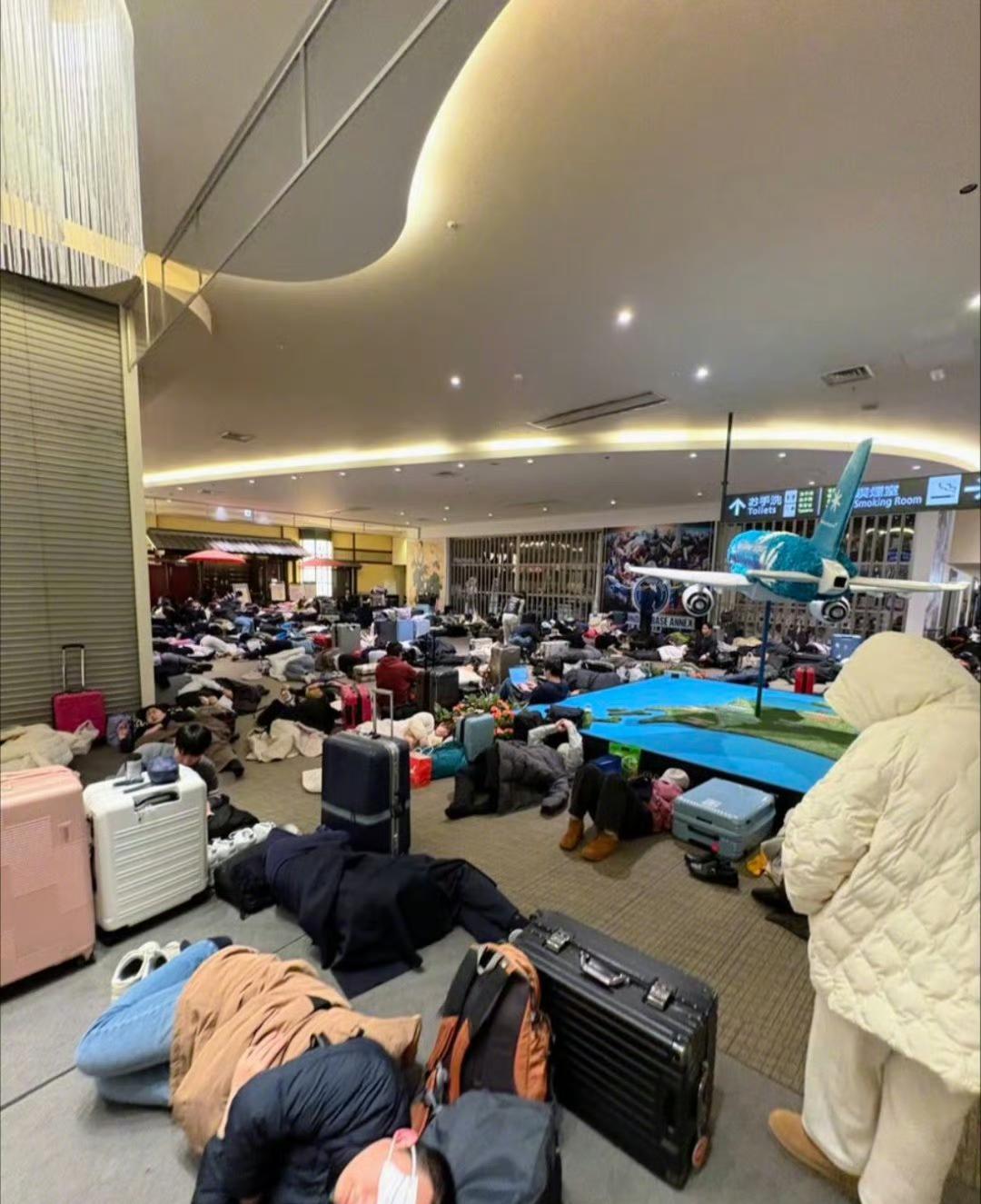 北海道下暴雪，中国游客滞留机场。新千岁机场大量航班被取消，170多趟列车停运前机