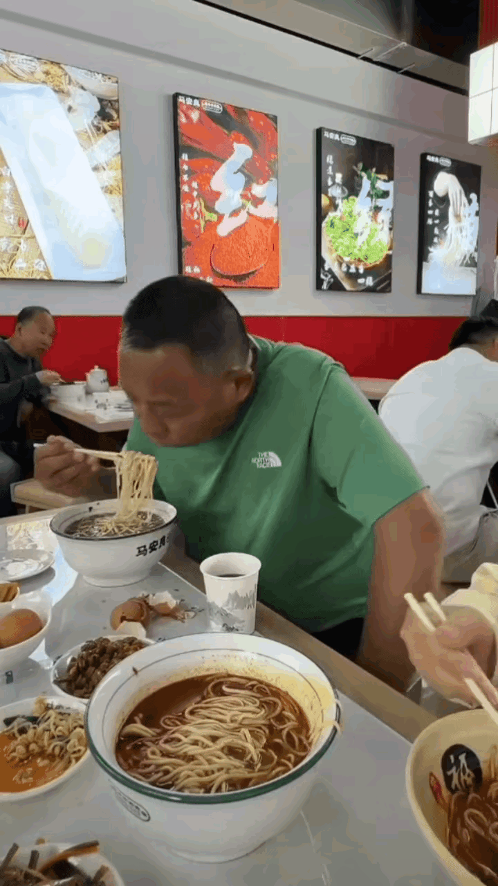 于东来这么有钱，但是吃东西非常随便，和普通人一样，也没有摆什么谱，面条一大碗，坐